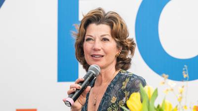 Amy Grant postpones remainder of fall tour after bicycle accident