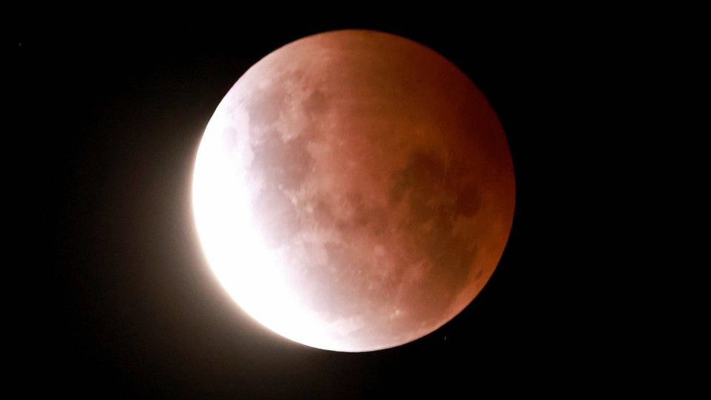 2 луны 2018. Кровавая Луна 2021. 27 Июля 2018 лунное затмение. Кровавая Луна 2018. Розовое лунное затмение.